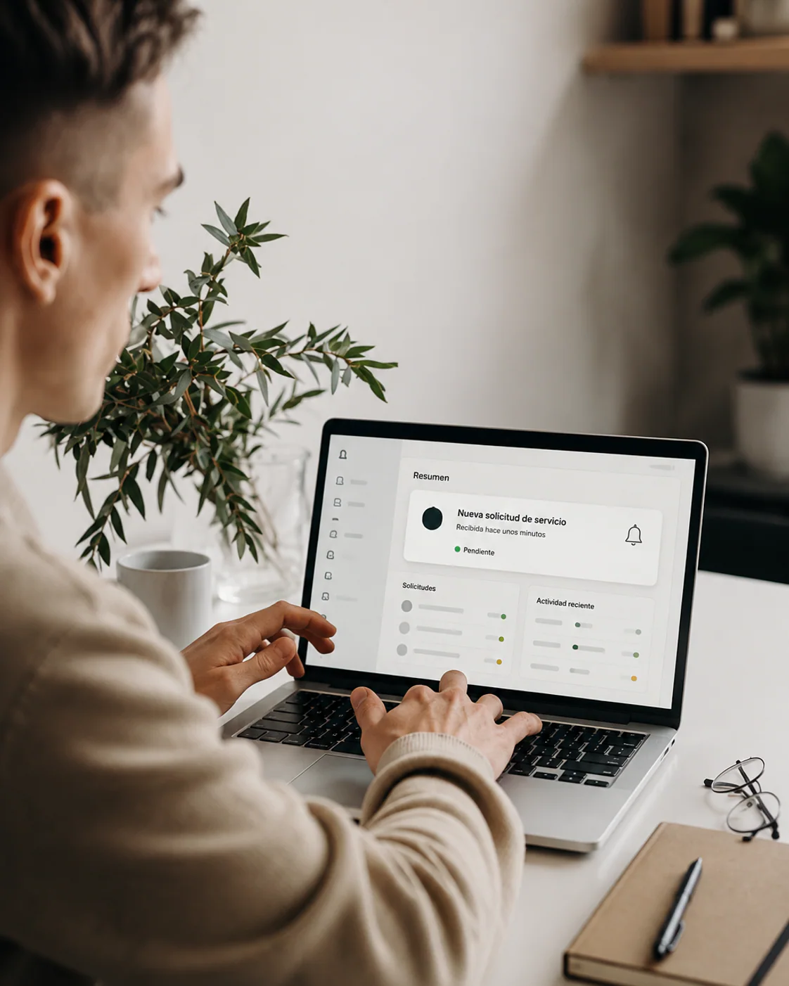 Persona revisa una interfaz digital en su computadora.